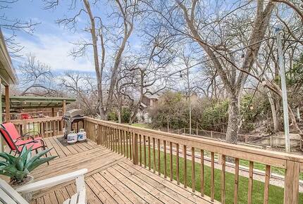 Comal River Bungalow | Steps to Schlitterbahn & Downtown - New Braunfels, Texas