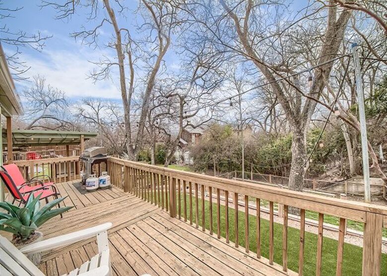 Comal River Bungalow | Steps to Schlitterbahn & Downtown - New Braunfels, Texas