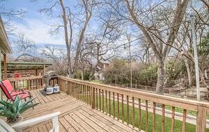 Comal River Bungalow | Steps to Schlitterbahn & Downtown - New Braunfels, Texas