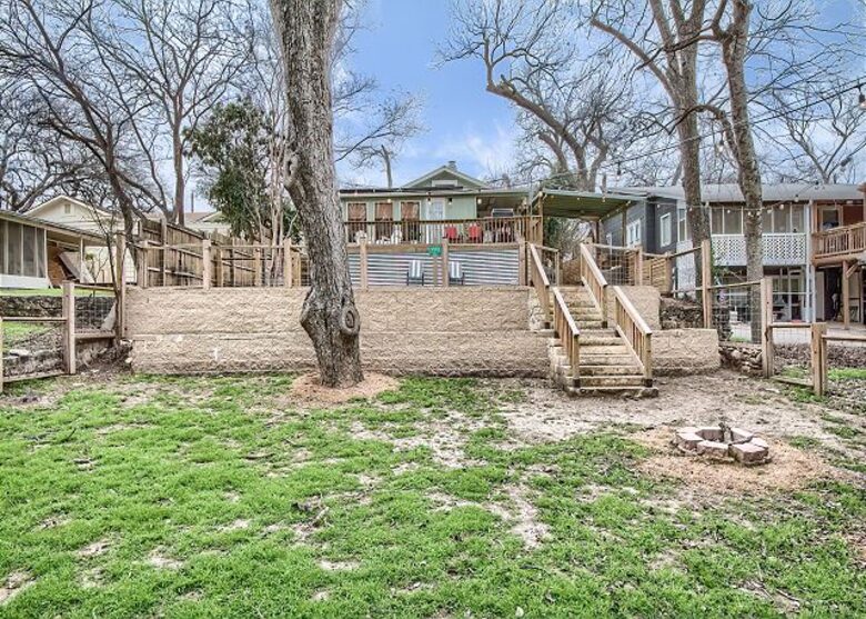 Comal River Bungalow | Steps to Schlitterbahn & Downtown - New Braunfels, Texas