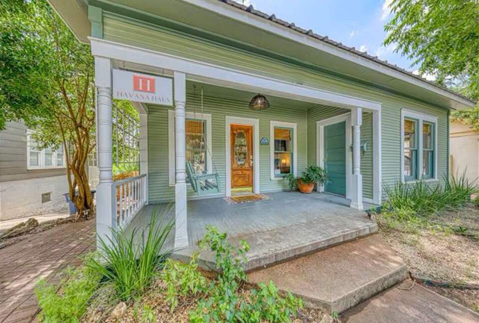 Comal River Bungalow | Steps to Schlitterbahn & Downtown - New Braunfels, Texas