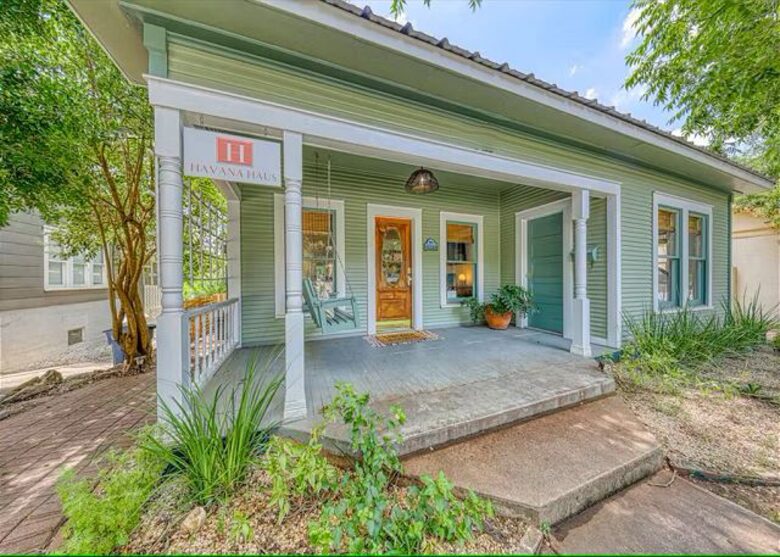 Comal River Bungalow | Steps to Schlitterbahn & Downtown - New Braunfels, Texas