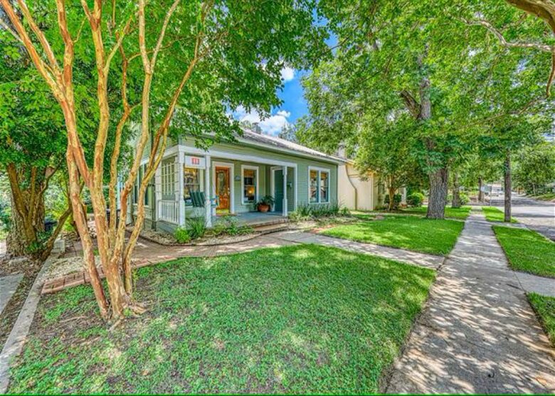Comal River Bungalow | Steps to Schlitterbahn & Downtown - New Braunfels, Texas
