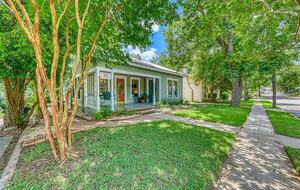 Comal River Bungalow | Steps to Schlitterbahn & Downtown - New Braunfels, Texas
