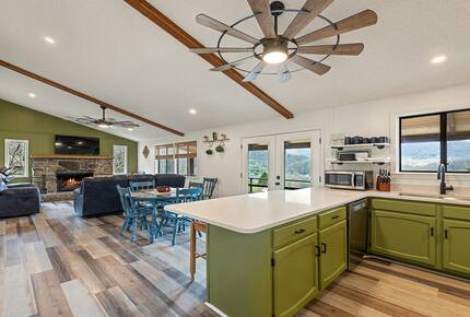 Modern Cabin Comfort in the Heart of Maggie Valley - Maggie Valley, North Carolina