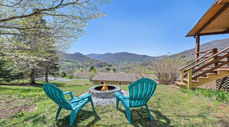 Modern Cabin Comfort in the Heart of Maggie Valley - Maggie Valley, North Carolina