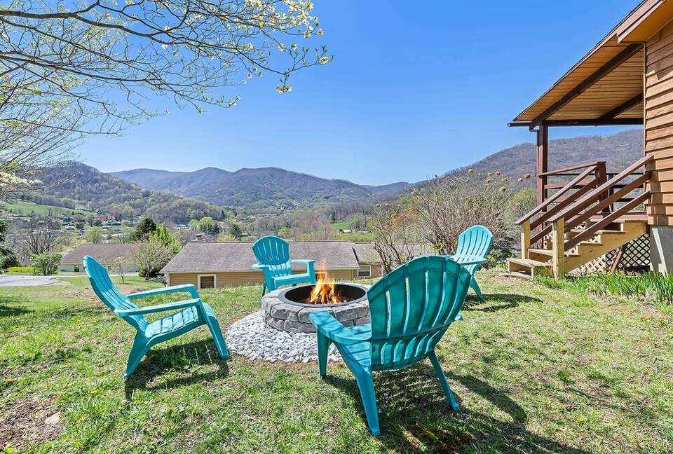 Modern Cabin Comfort in the Heart of Maggie Valley - Maggie Valley, North Carolina
