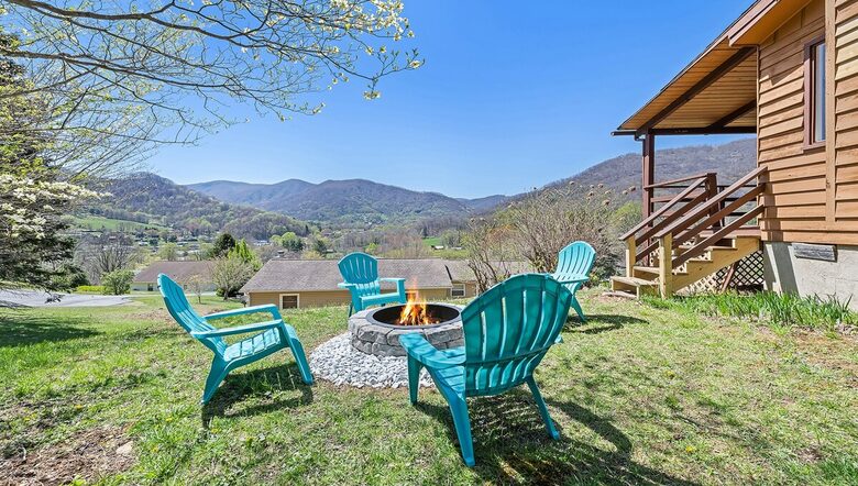Modern Cabin Comfort in the Heart of Maggie Valley - Maggie Valley, North Carolina