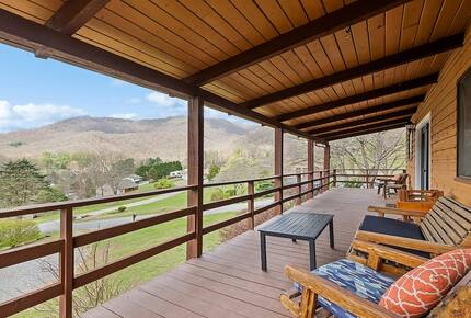 Modern Cabin Comfort in the Heart of Maggie Valley - Maggie Valley, North Carolina