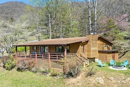 Modern Cabin Comfort in the Heart of Maggie Valley - Maggie Valley, North Carolina