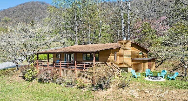 Modern Cabin Comfort in the Heart of Maggie Valley - Maggie Valley, North Carolina