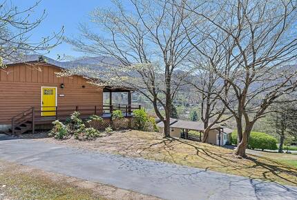 Modern Cabin Comfort in the Heart of Maggie Valley - Maggie Valley, North Carolina