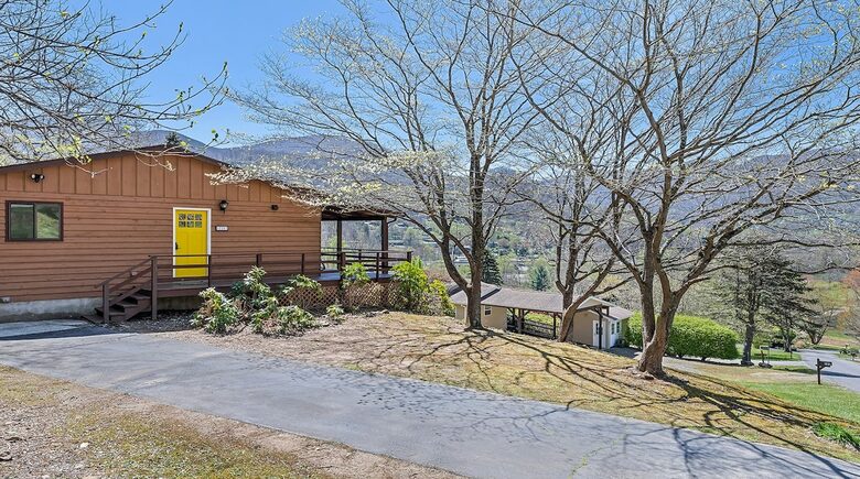 Modern Cabin Comfort in the Heart of Maggie Valley - Maggie Valley, North Carolina