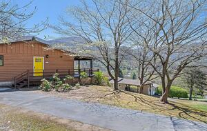 Modern Cabin Comfort in the Heart of Maggie Valley - Maggie Valley, North Carolina