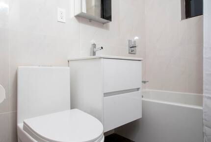 Stylish Brownstone Retreat in the Heart of Historic Brooklyn - Brooklyn, New York