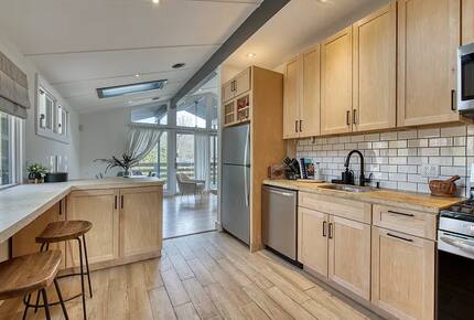 Private East Hampton Escape with Pool and Volleyball Court - East Hampton, New York