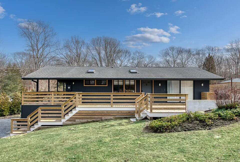 Private East Hampton Escape with Pool and Volleyball Court - East Hampton, New York