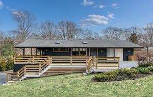 Private East Hampton Escape with Pool and Volleyball Court - East Hampton, New York