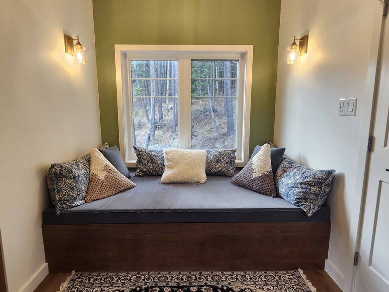 Upstairs nook/alcove.