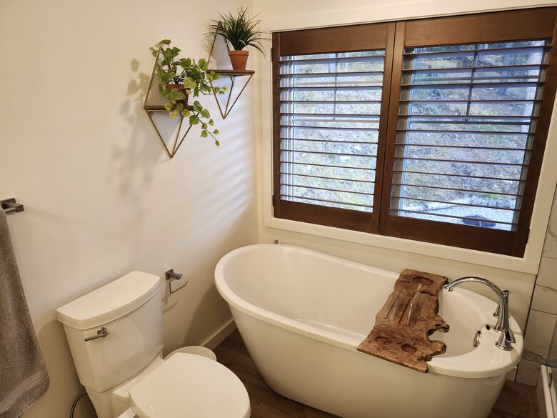 Upstairs master bedroom en suite.