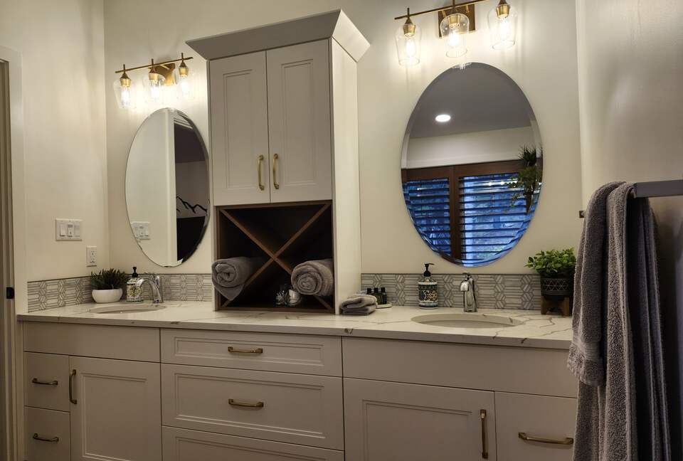 Upstairs master bedroom en suite.