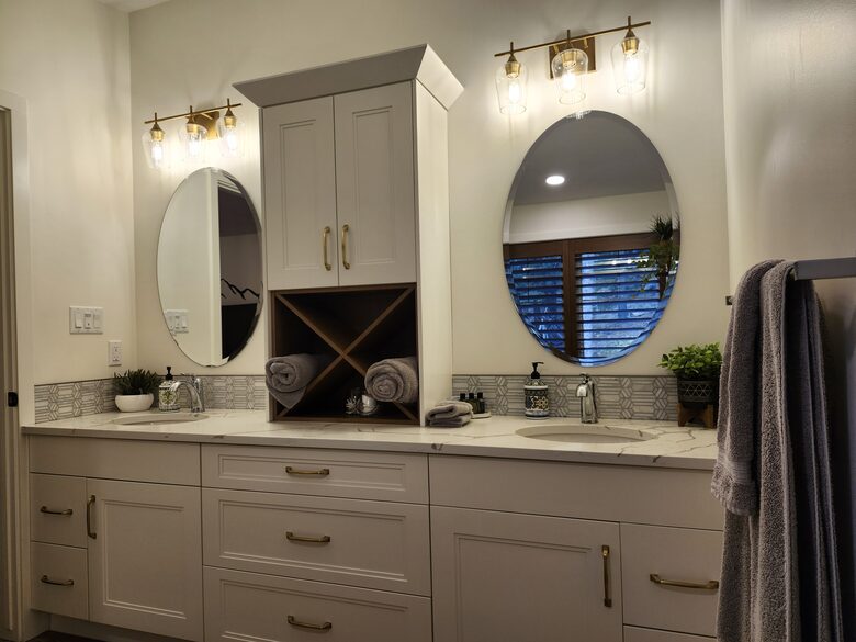 Upstairs master bedroom en suite.