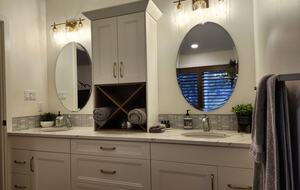 Upstairs master bedroom en suite.