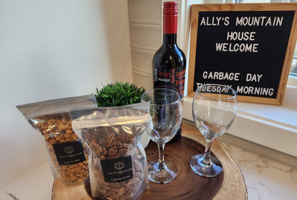 Modern Mountain Haven in the Heart of Crowsnest Pass - Coleman, Canada