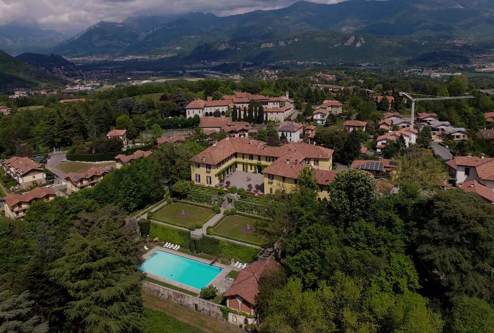 Elegant Apartment within Historic Villa La Vescogna near Lake Como - Calco, Italy