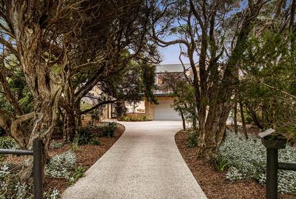 Elegant Oceanview Retreat Surrounded by Nature - Point Lonsdale, Australia