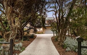Elegant Oceanview Retreat Surrounded by Nature - Point Lonsdale, Australia