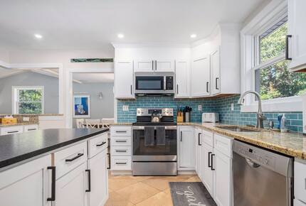 Horseshoe Landing: Family Oasis with Heated Pool & Outdoor Kitchen - Eastham, Massachusetts