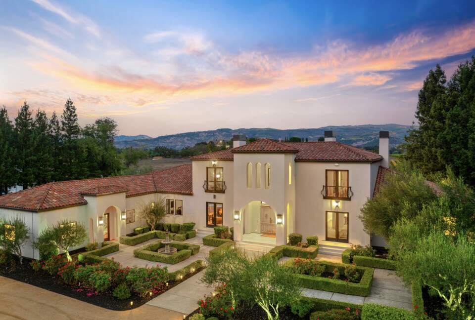 Modern Napa Masterpiece | Estate with Vineyard Views and Resort-Style Amenities - Napa, California