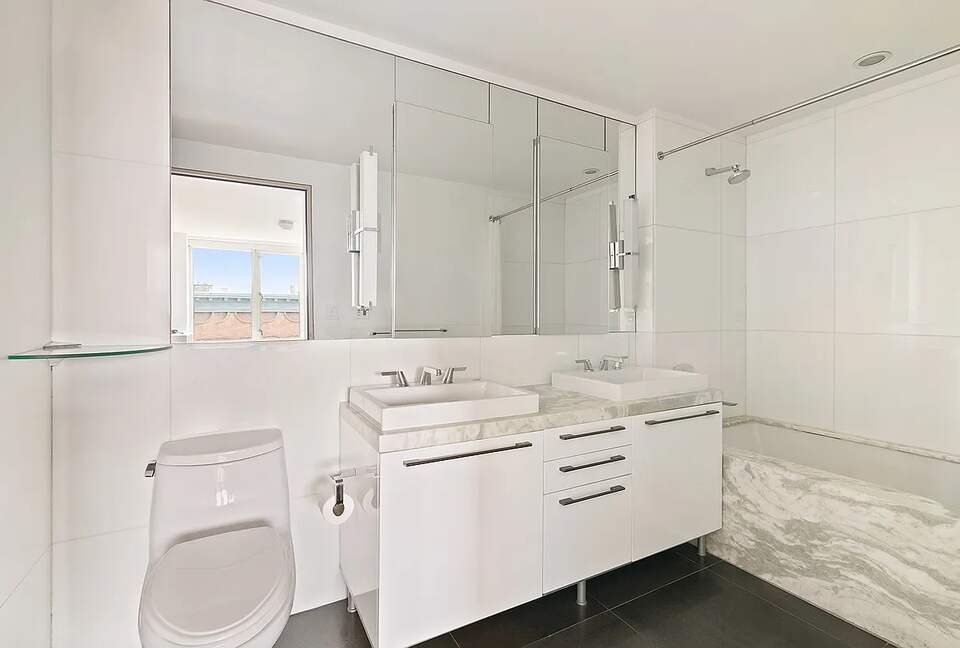 Modern Manhattan Retreat in the Heart of The East Village - New York, New York