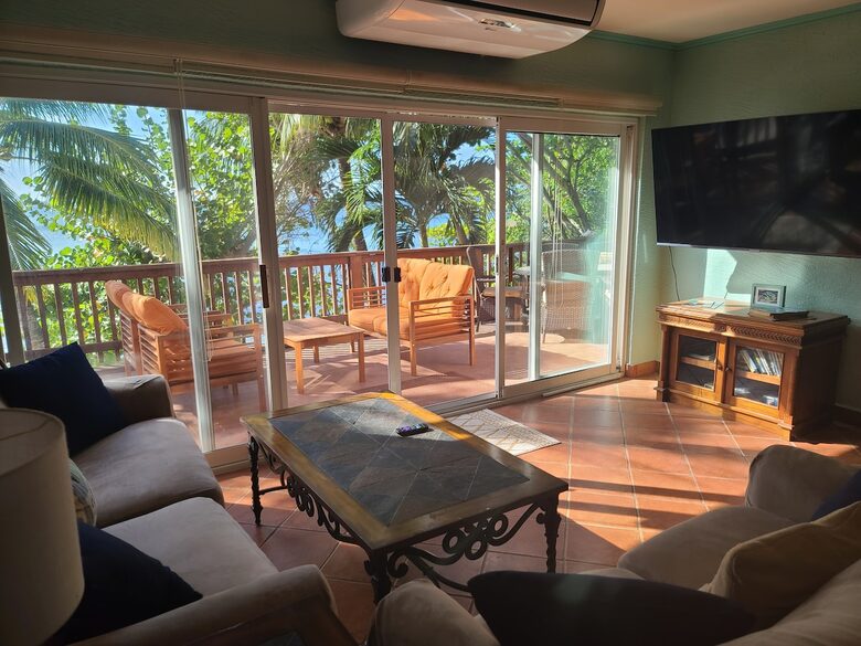 Tropical Beachfront Haven in West Bay - West Bay, Honduras