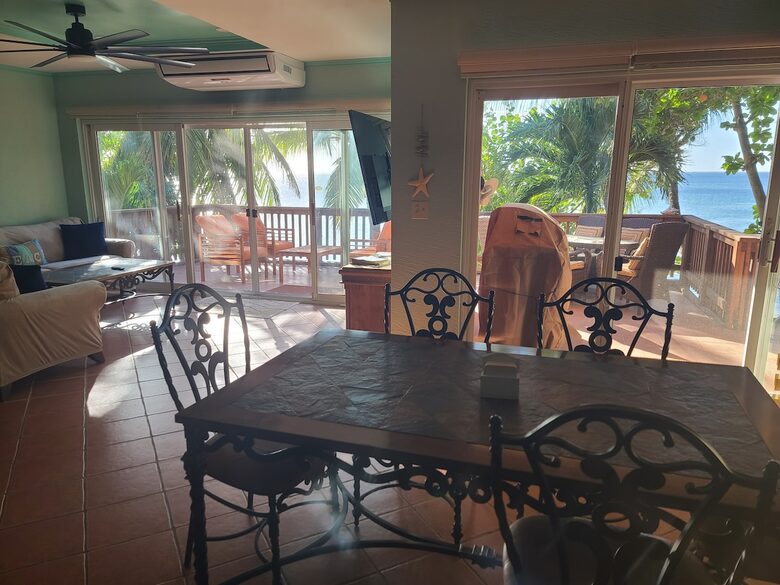 Tropical Beachfront Haven in West Bay - West Bay, Honduras