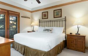 Modern Mountain Getaway Steps from Beaver Creek Village - Beaver Creek, Colorado