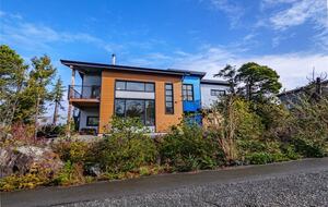 Luxury West Coast Haven Steps from Pacific Rim Park - Ucluelet, Canada