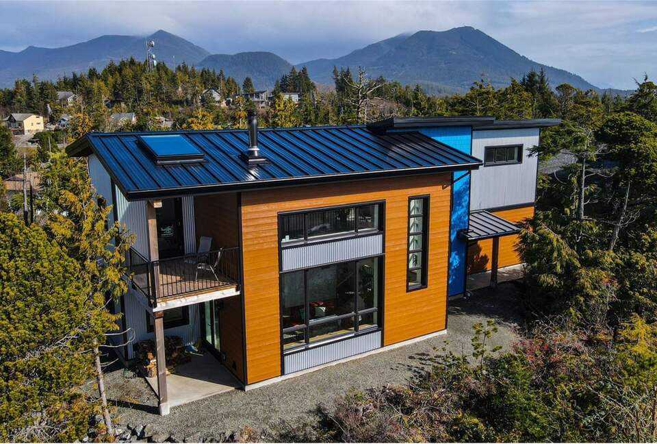 Luxury West Coast Haven Steps From the Wild Pacific Trail - Ucluelet, Canada