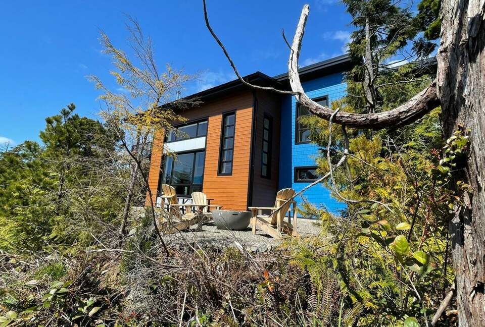 Luxury West Coast Haven Steps From the Wild Pacific Trail - Ucluelet, Canada