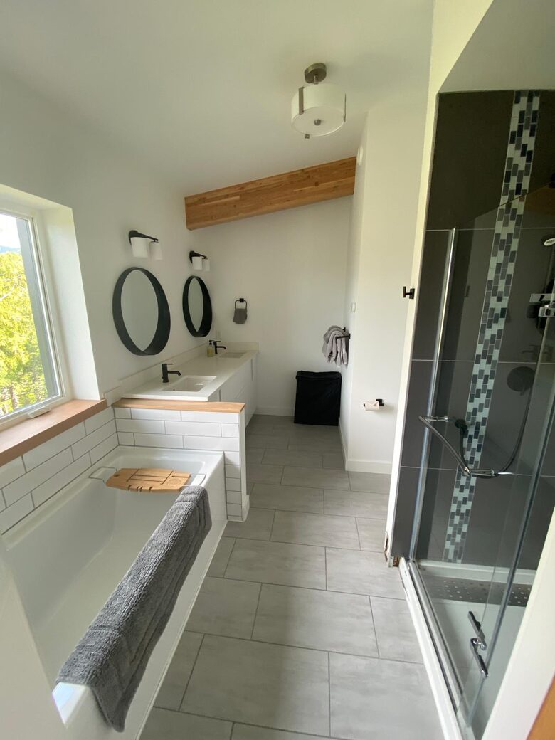 Luxury West Coast Haven Steps From the Wild Pacific Trail - Ucluelet, Canada