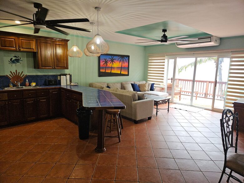 Tropical Beachfront Haven in West Bay - West Bay, Honduras