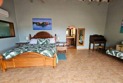 Tropical Beachfront Haven in West Bay - West Bay, Honduras