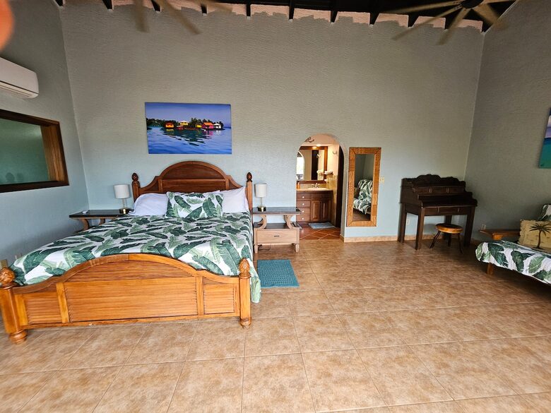 Tropical Beachfront Haven in West Bay - West Bay, Honduras