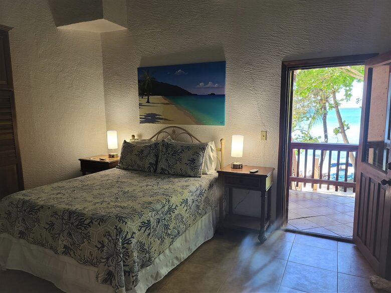 Tropical Beachfront Haven in West Bay - West Bay, Honduras