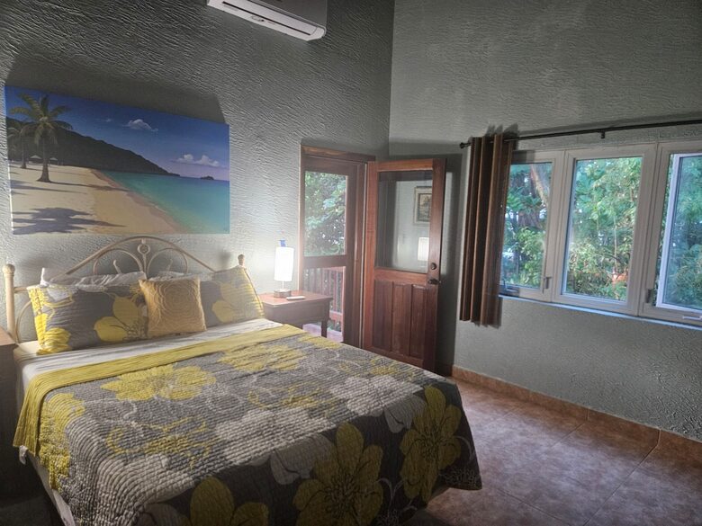 Tropical Beachfront Haven in West Bay - West Bay, Honduras