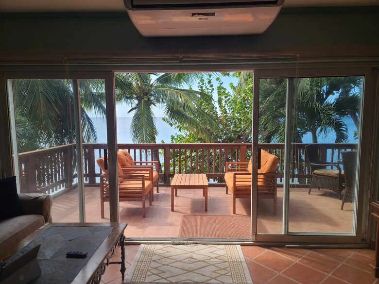 Tropical Beachfront Haven in West Bay - West Bay, Honduras