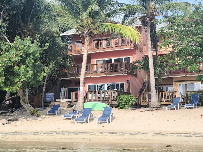 Tropical Beachfront Haven in West Bay - West Bay, Honduras