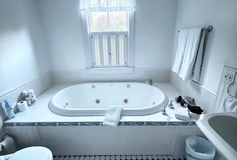 Elegant Country Escape in North Carolina’s Blue Ridge - Weaverville, North Carolina