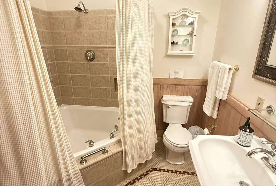 Elegant Country Escape in North Carolina’s Blue Ridge - Weaverville, North Carolina